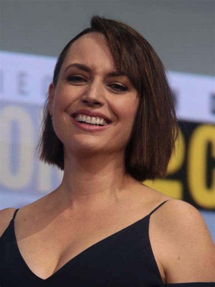 Julie Ann Emery – Actress | Who Is She Married To? Wiki, Age, Height, Net Worth, Relationship, Ethnicity, Career