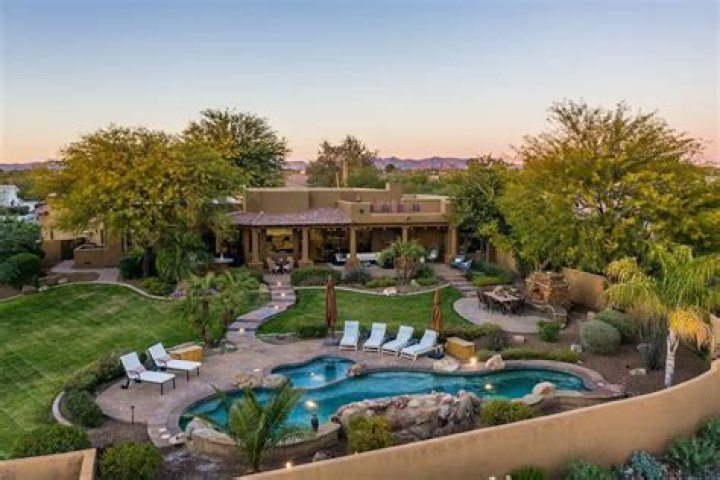 Steve Stone Shares A Home In Scottsdale, Arizona With Parther Lisa Stone And Their Two Dogs